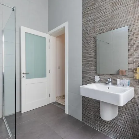 Vakantiehuis Unique Four Bedroom Townhouse One Minute Away From The Seafront *