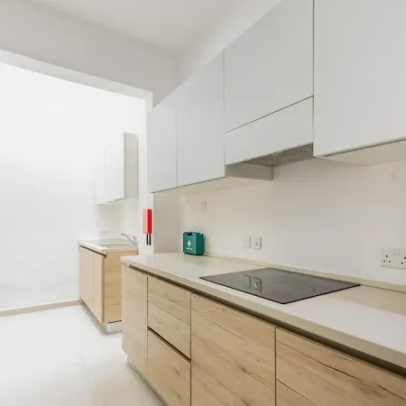 Vakantiehuis Unique Four Bedroom Townhouse One Minute Away From The Seafront *