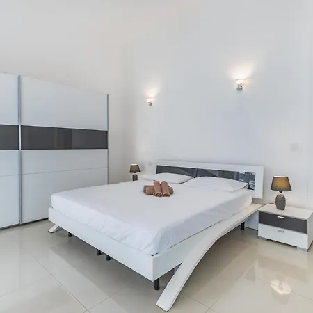 Vakantiehuis Unique Four Bedroom Townhouse One Minute Away From The Seafront Sliema