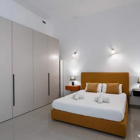 Ferienhaus Unique Four Bedroom Townhouse One Minute Away From The Seafront Sliema