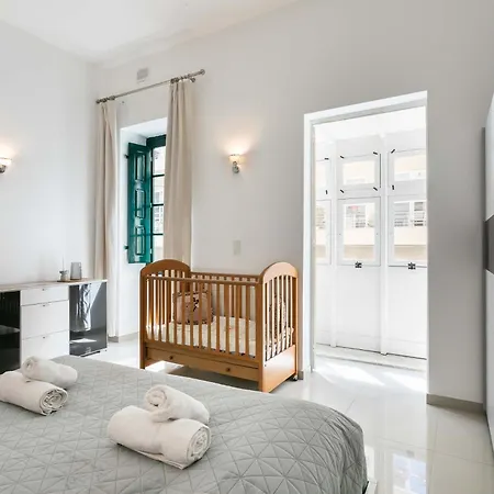 Unique Four Bedroom Townhouse One Minute Away From The Seafront *