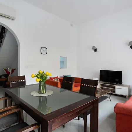 Ferienhaus Unique Four Bedroom Townhouse One Minute Away From The Seafront *