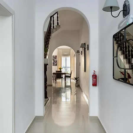 Ferienhaus Unique Four Bedroom Townhouse One Minute Away From The Seafront Sliema