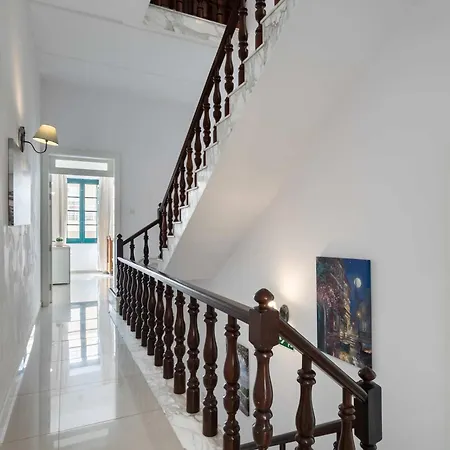 Ferienhaus Unique Four Bedroom Townhouse One Minute Away From The Seafront