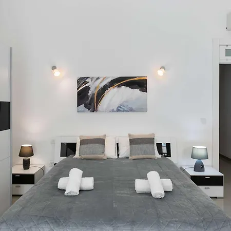 Ferienhaus Unique Four Bedroom Townhouse One Minute Away From The Seafront *