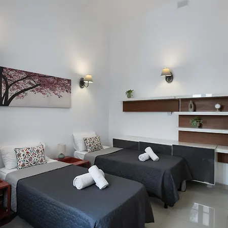 Unique Four Bedroom Townhouse One Minute Away From The Seafront