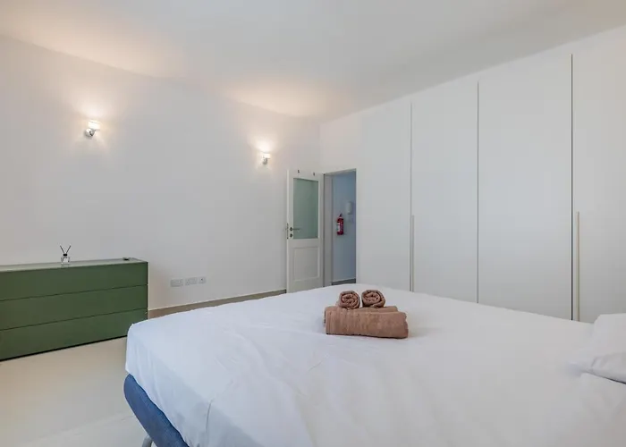 Feriehus Unique Four Bedroom Townhouse One Minute Away From The Seafront Sliema