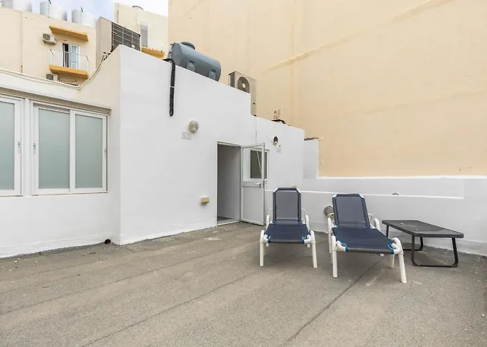 Unique Four Bedroom Townhouse One Minute Away From The Seafront