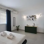 Tatil Evi Unique Four Bedroom Townhouse One Minute Away From The Seafront