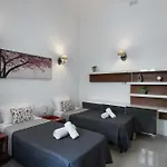 Unique Four Bedroom Townhouse One Minute Away From The Seafront