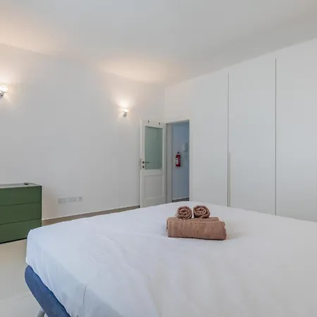 Сasa de vacaciones Unique Four Bedroom Townhouse One Minute Away From The Seafront Sliema