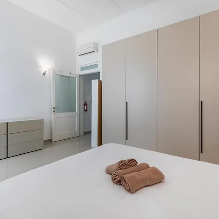 Сasa de vacaciones Unique Four Bedroom Townhouse One Minute Away From The Seafront *