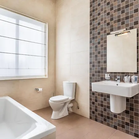 Feriehus Unique Four Bedroom Townhouse One Minute Away From The Seafront *