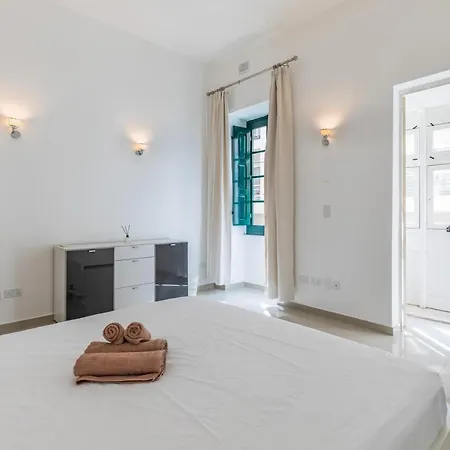 Unique Four Bedroom Townhouse One Minute Away From The Seafront *