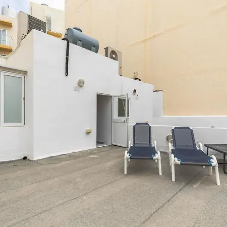 Unique Four Bedroom Townhouse One Minute Away From The Seafront