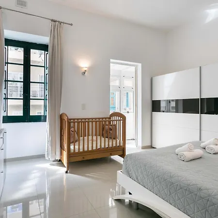 Hébergement de vacances Unique Four Bedroom Townhouse One Minute Away From The Seafront Sliema