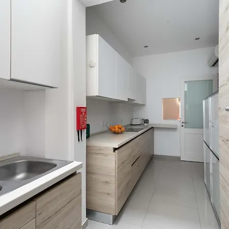 Unique Four Bedroom Townhouse One Minute Away From The Seafront Feriehus
