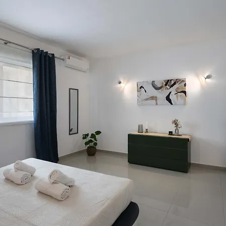 Feriehus Unique Four Bedroom Townhouse One Minute Away From The Seafront
