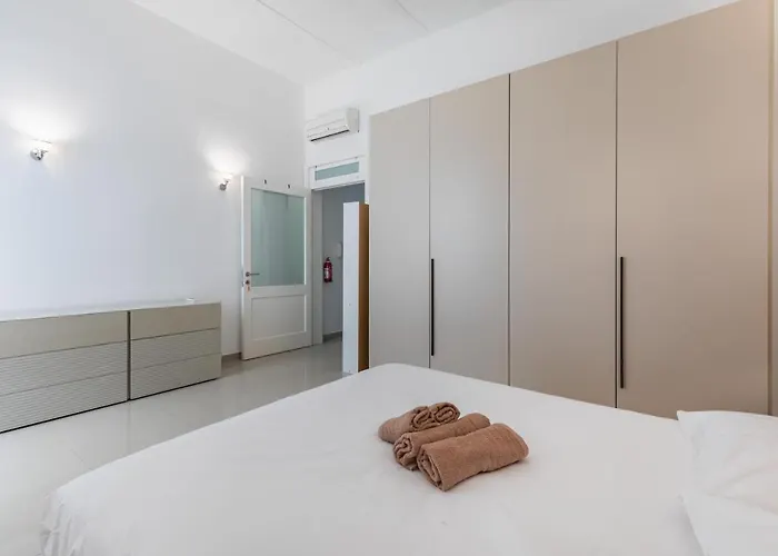 Сasa de vacaciones Unique Four Bedroom Townhouse One Minute Away From The Seafront *