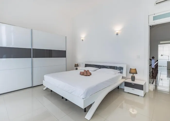 Сasa de vacaciones Unique Four Bedroom Townhouse One Minute Away From The Seafront Sliema