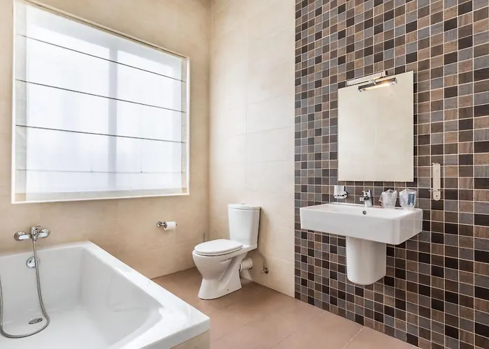 Сasa de vacaciones Unique Four Bedroom Townhouse One Minute Away From The Seafront *