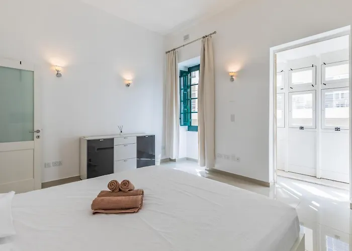 Unique Four Bedroom Townhouse One Minute Away From The Seafront *